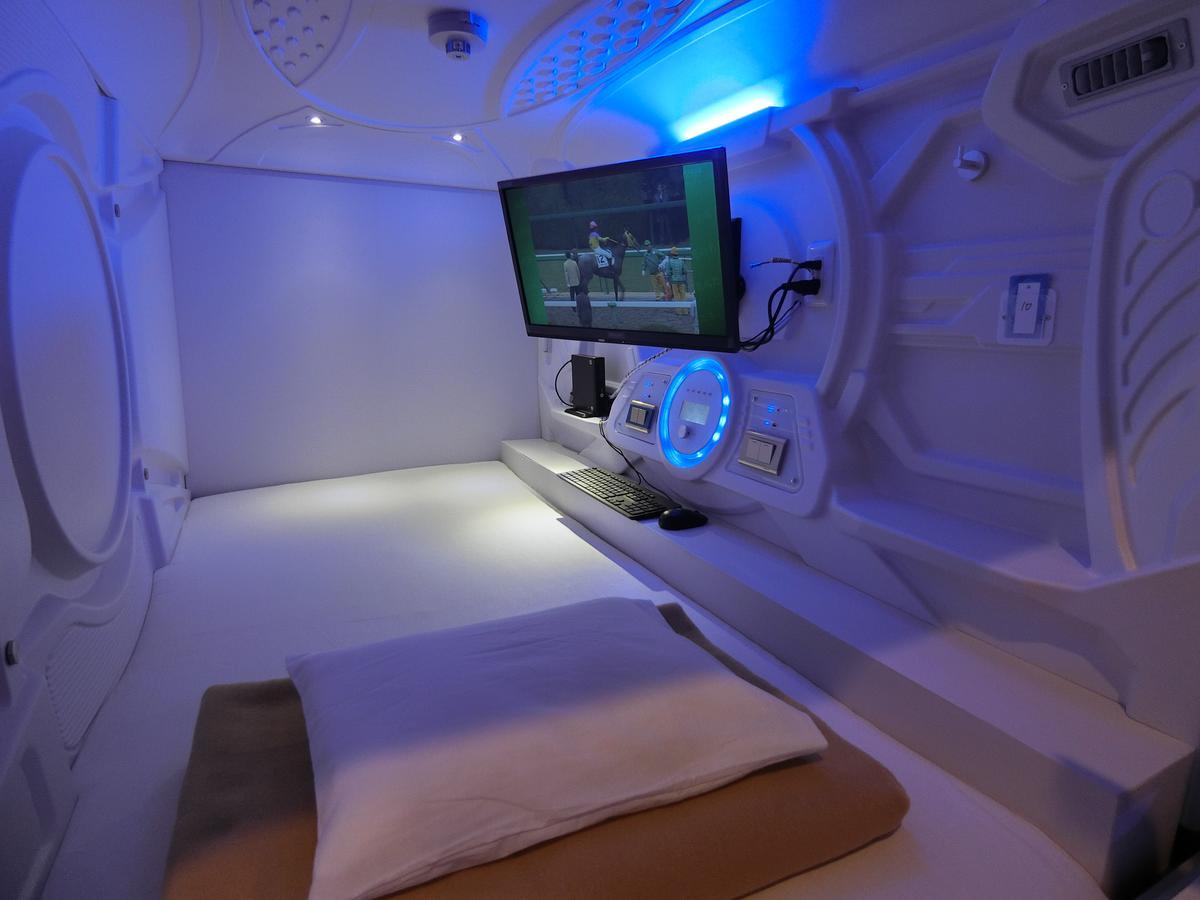 Capsule Hotel Manyudo Киото Экстерьер фото